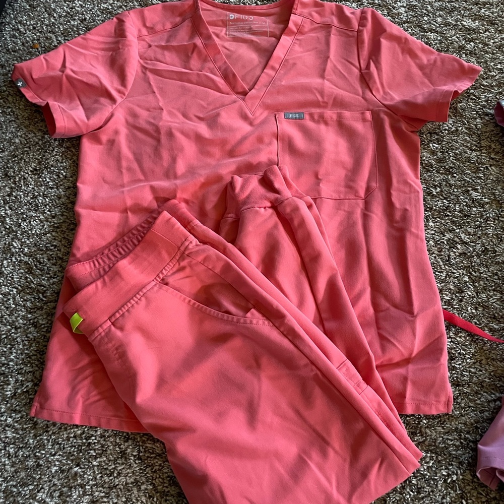FIGS scrub set